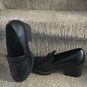 SODA WOMENS PLATFORM LOAFERS size 10
